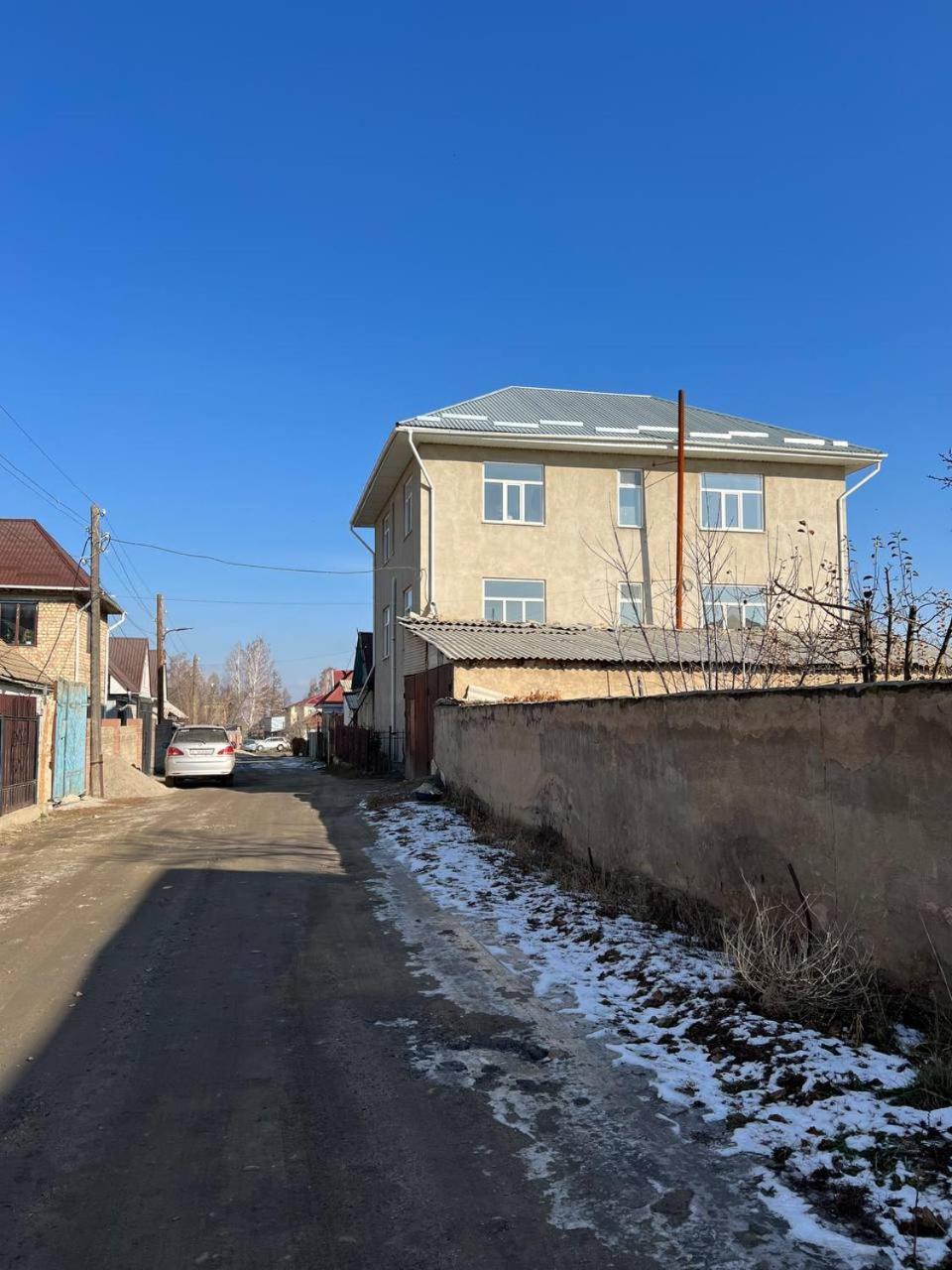 Emir Guest House In Karakol Exterior foto