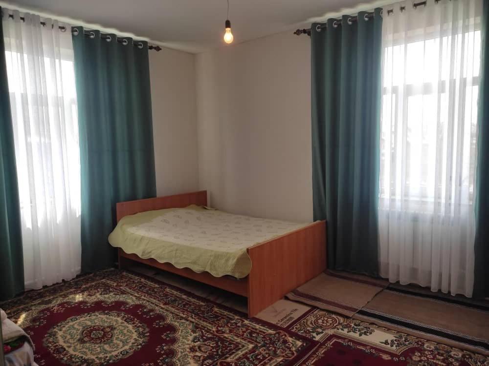 Emir Guest House In Karakol Exterior foto