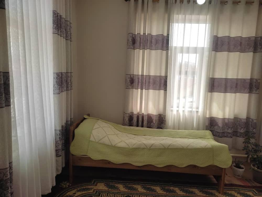 Emir Guest House In Karakol Exterior foto